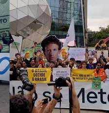 Imagem da matéria: Meta derruba em menos de 1h episódio do Revelando em que MC Cabelinho expõe Flávio Bolsonaro