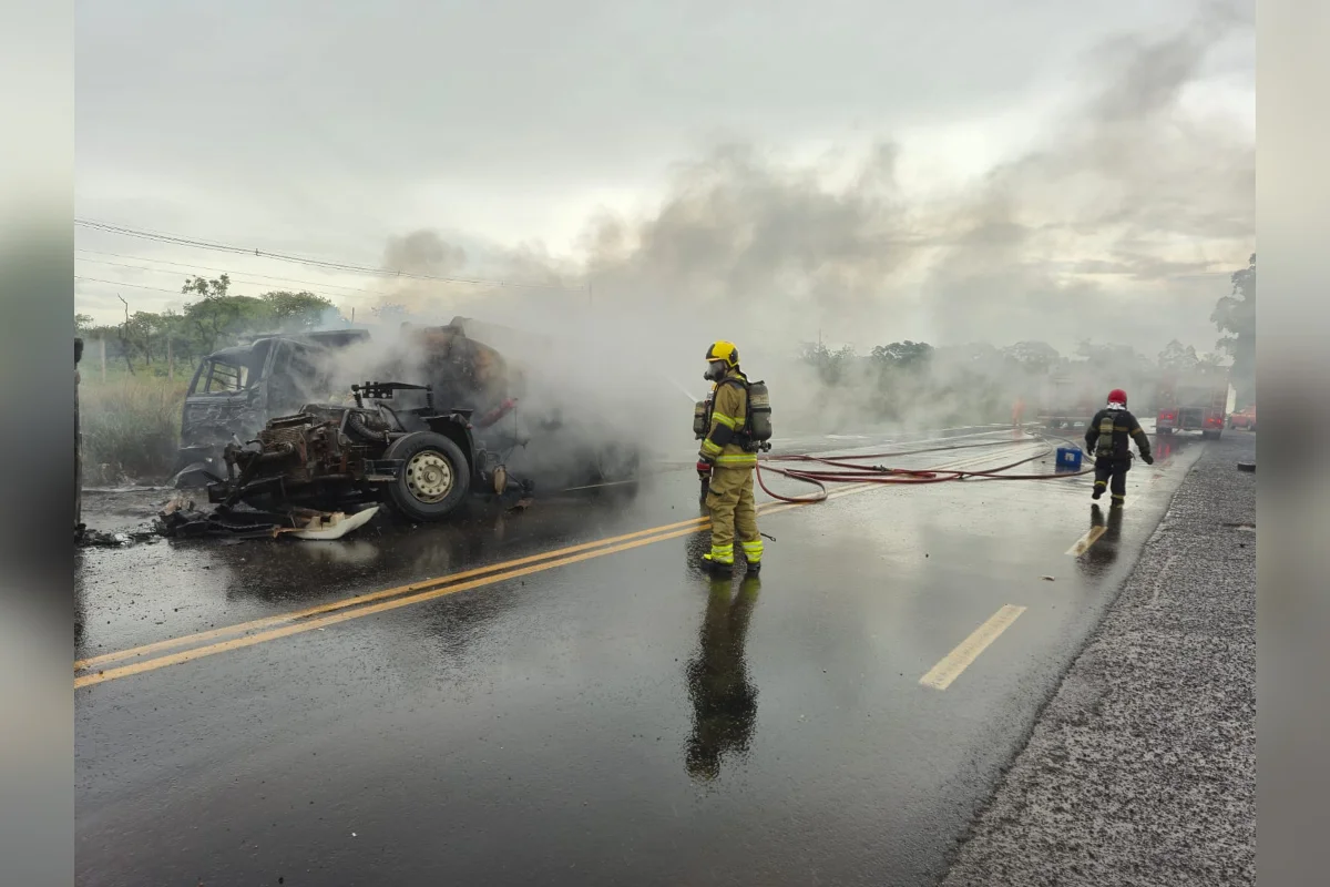 Caminhões batem de frente e pegam fogo na BR-497, em Uberlândia