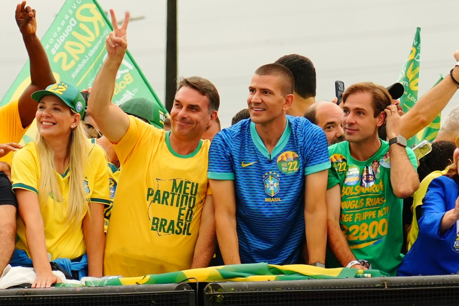 Douglas Ruas (PL) (à dir.) deve ser anunciado governador eleito do Rio de Janeiro nos próximos dias Charles Vieira/Divulgação Flávio Bolsonaro - 03.10.2026