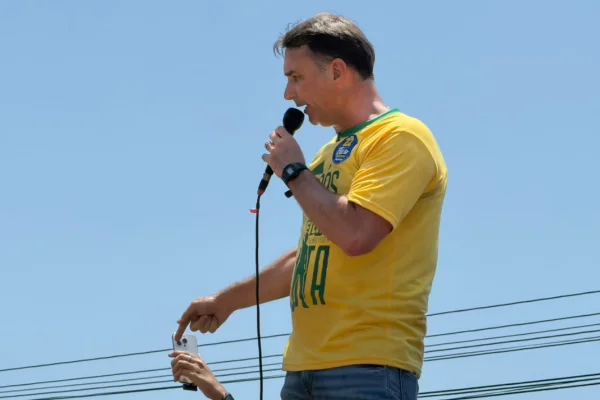 Emissoras apontam falha técnica no processamento da propaganda de Flávio