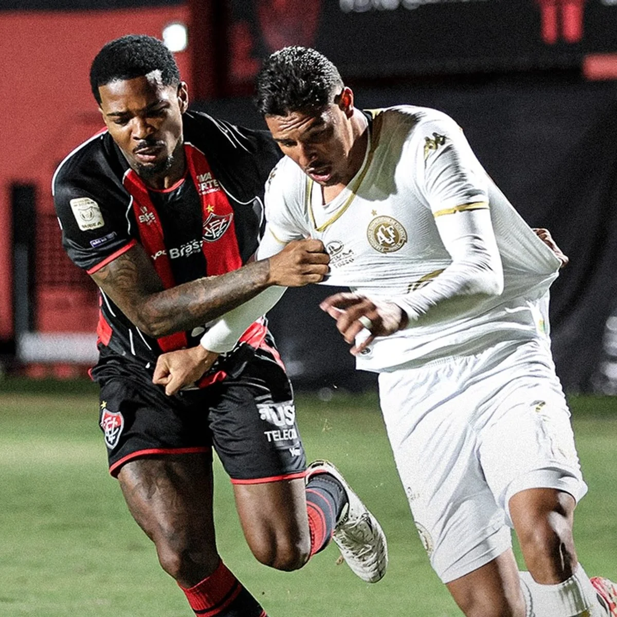 Com show de Erick e Matheuzinho, Vitória goleia a Chapecoense por 4 x 0