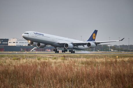Lufthansa se despede de seu último Airbus A340-600 e continua a renovação de sua frota