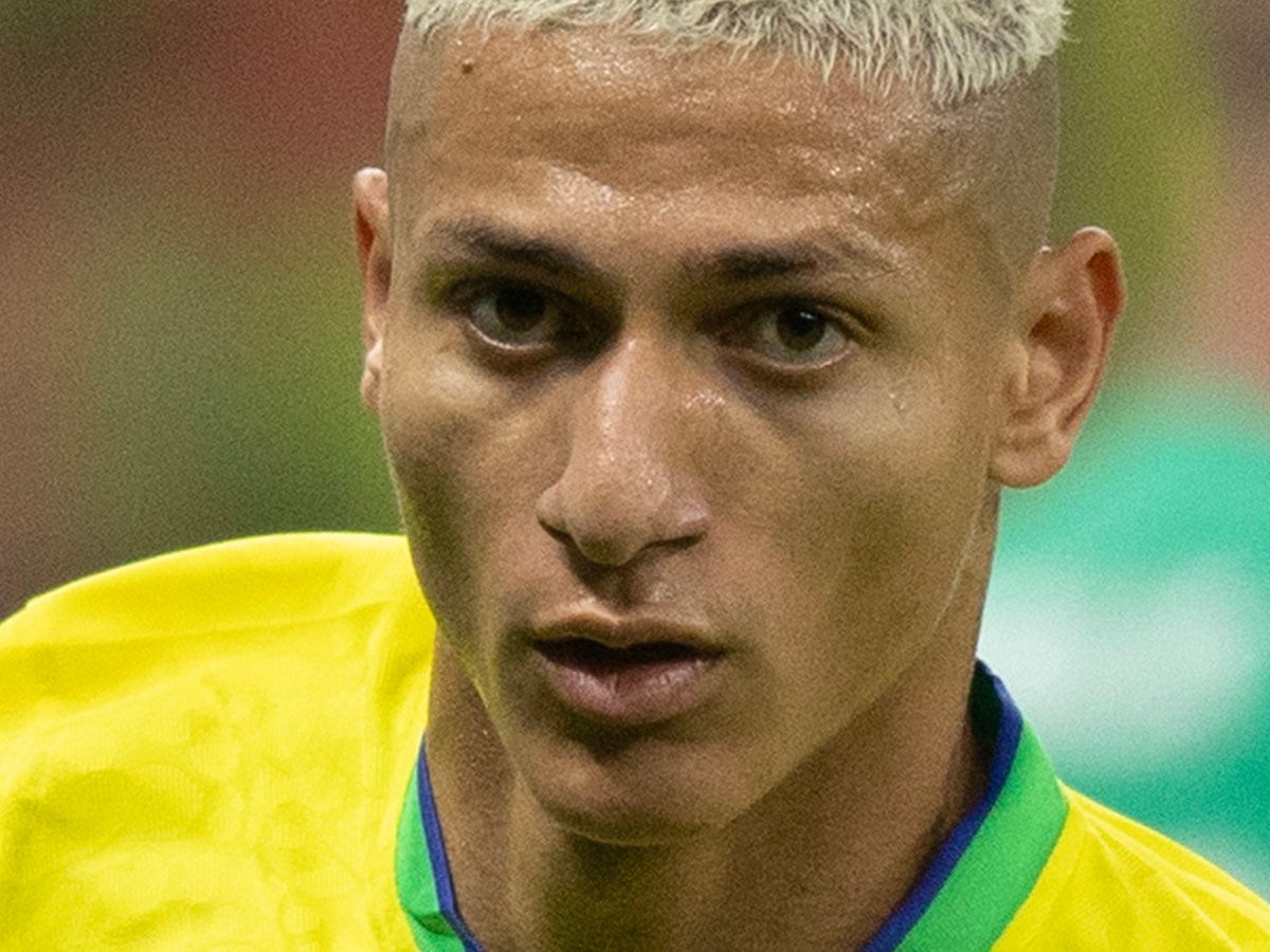 Richarlison acusa Flávio Bolsonaro de tomar ilha em Angra e pede investigação da PF; senador nega