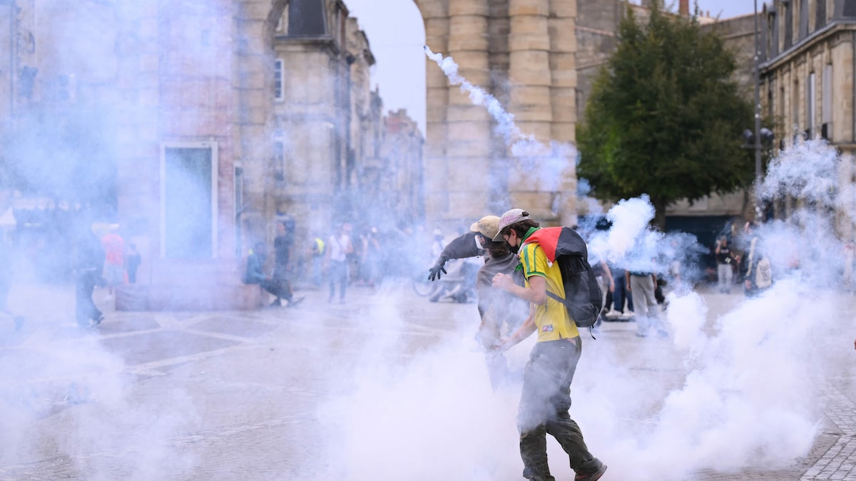 França suspende granadas de efeito moral após adolescente ser mutilado em protesto estudantil