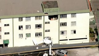 Aeronave de pequeno porte atingiu edifício no bairro Silveira — Foto: Reprodução TV Globo