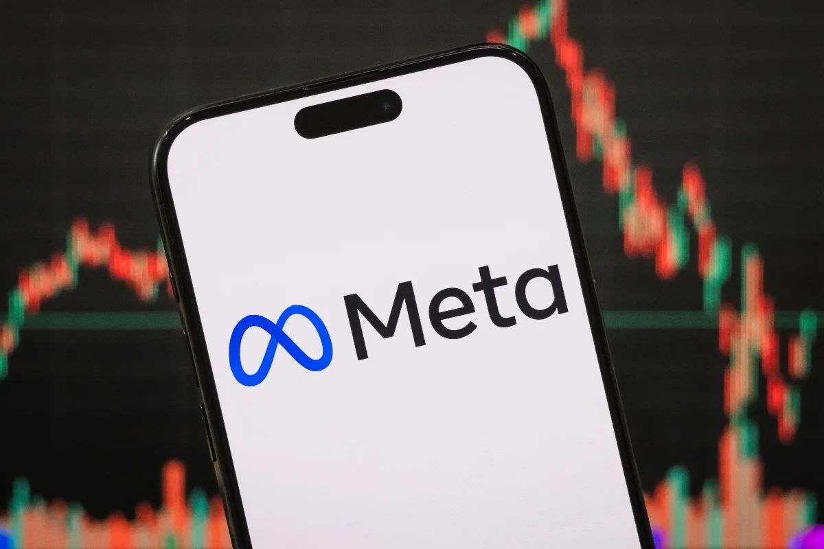 Foto de celular mostrando o logo da empresa Meta, dona do Instagram e Facebook
