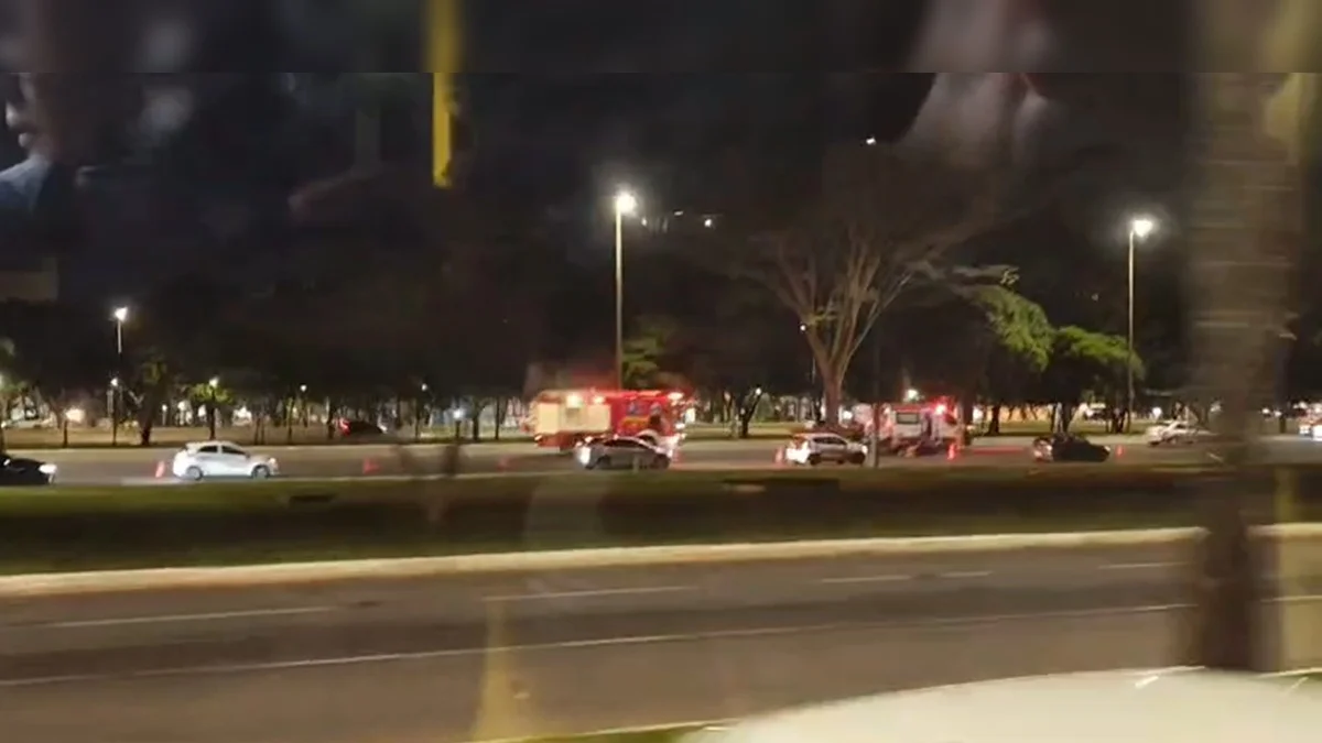 Acidente entre carro e moto causa engarrafamento quilométrico no Eixão Sul