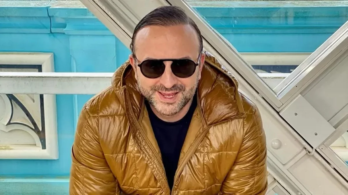 homem de óculos sorrindo