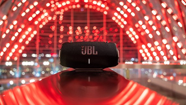 Caixa de som potente da JBL atinge menor preço histórico no Magalu