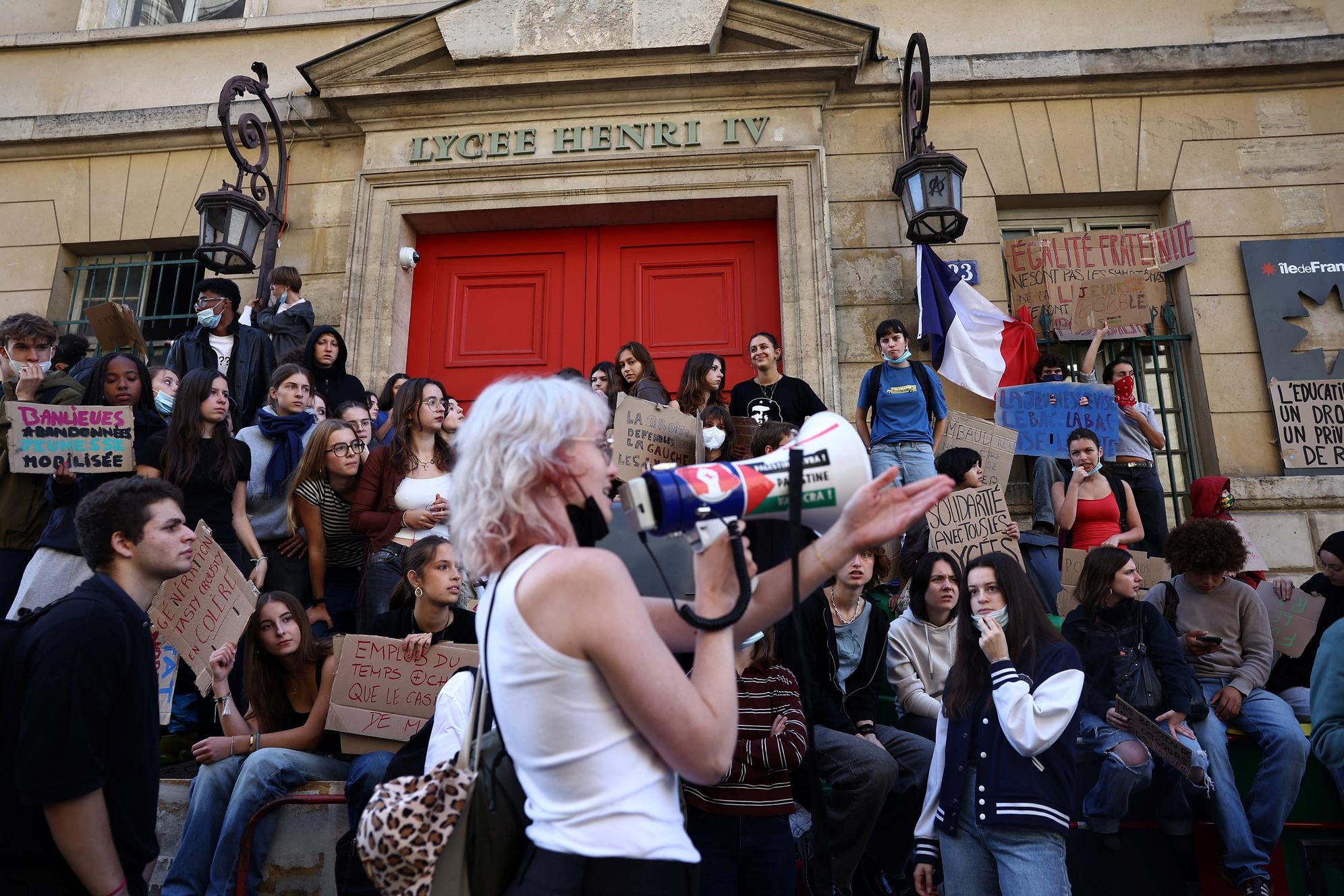 Sindicatos se juntam aos estudantes do ensino médio enquanto dezenas de milhares são esperados para demonstrar na França