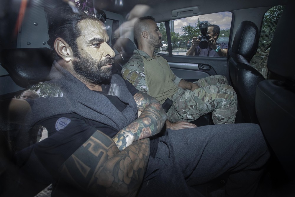 Fabiano Zettel, cunhado de Daniel Vorcaro, do Banco Master, ao ser preso pela PF em março — Foto: Edilson Dantas/Agência O Globo