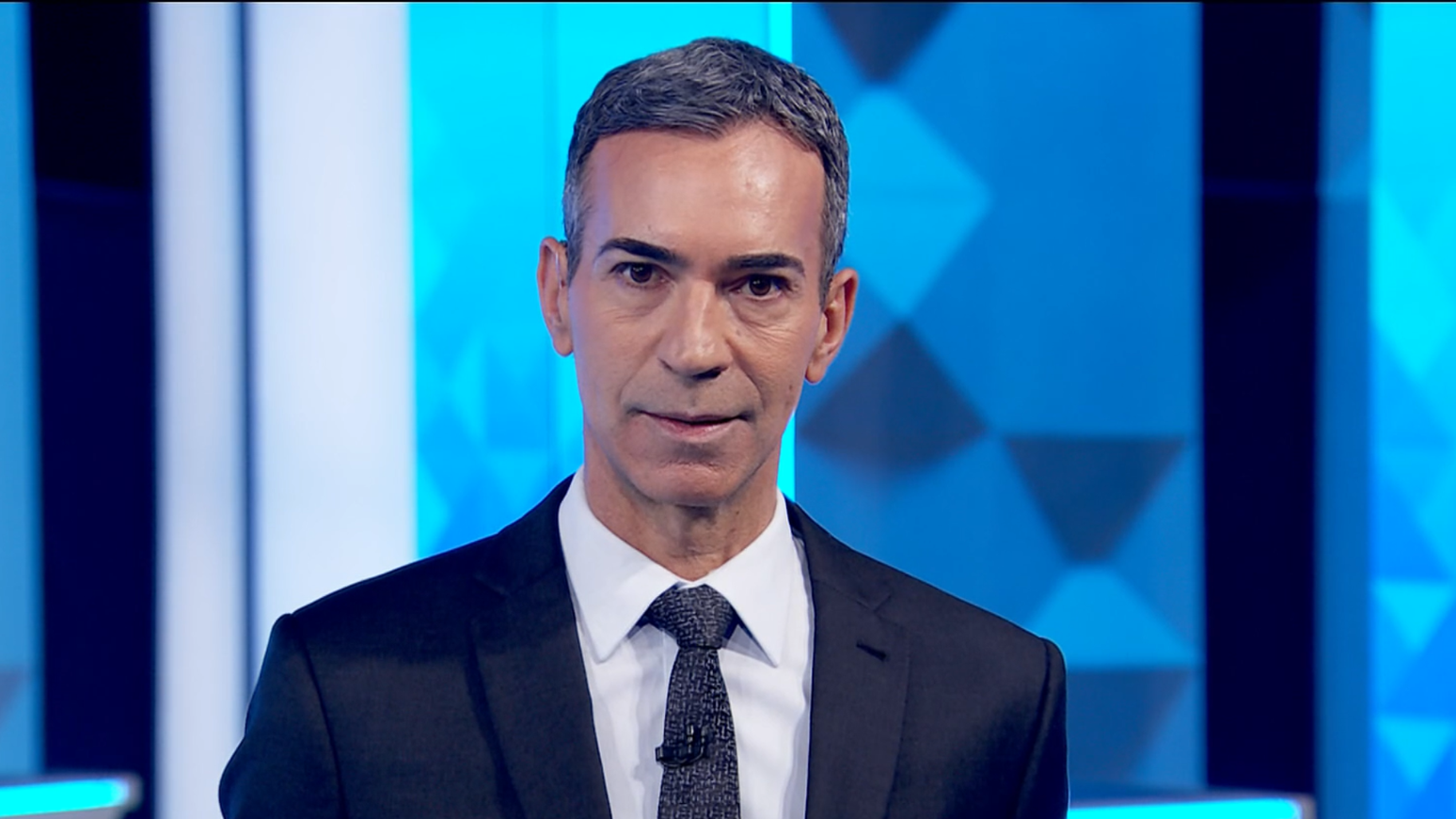 C&eacute;sar Tralli l&ecirc; editorial da Globo sobre cancelamento de debate