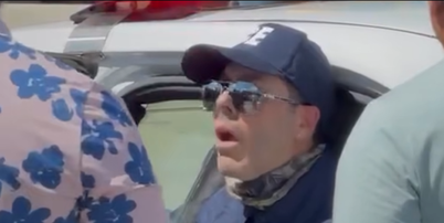Danilo Alves Silva, de 46 anos, no momento em que &eacute; detido por policiais em um local de vota&ccedil;&atilde;o de brasileiros em Miami; ele fingia ser do ICE, mas n&atilde;o &eacute; agente federal Foto: Reprodu&ccedil;&atilde;o / TV Univision Miami