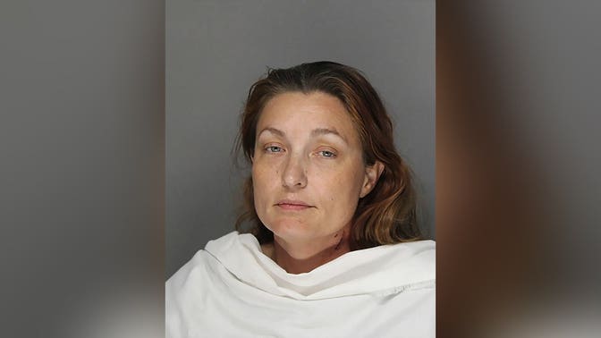 Mãe do Texas enfrenta acusações de homicídio capital após supostamente atirar nos dois filhos até matá-los