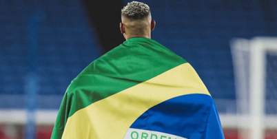Jogador Richarlison publicou no Instagram uma foto enrolado na bandeira do Brasil pedindo consciência para votação no domingo Foto: Reprodução / Instagram