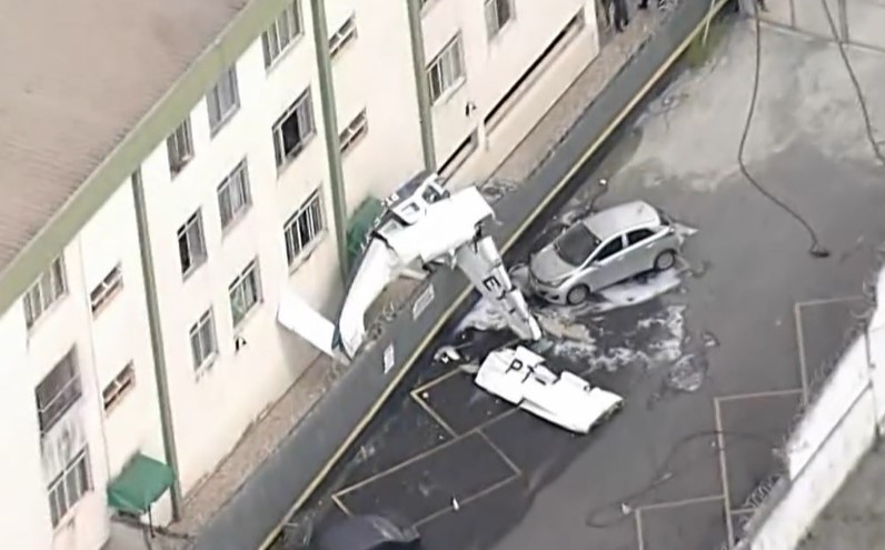 O impacto ocorreu na área de escadas do edifício, que foi evacuado preventivamente. — Foto: Reprodução TV Globo