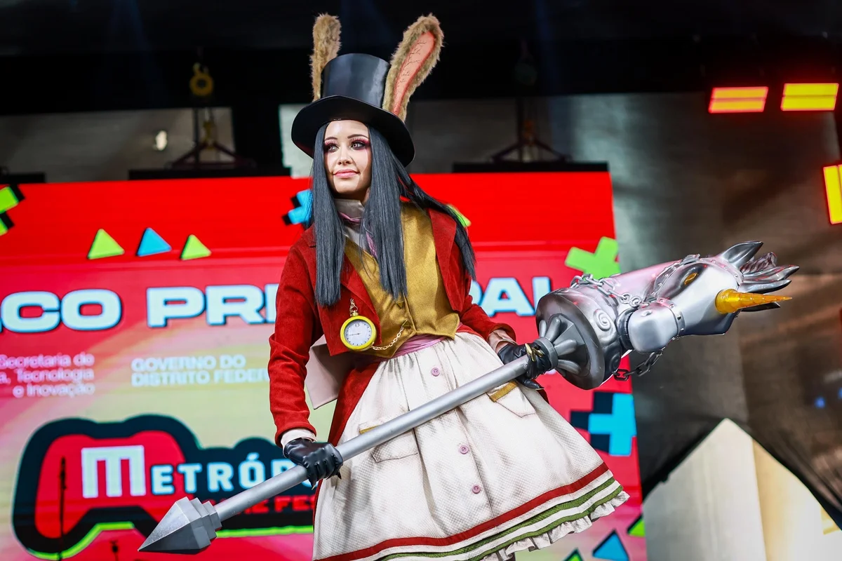 foto colorida de mulher vestida de cosplay - metrópoles