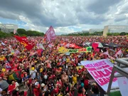 Apoiadores de Lula se reuniram no Museu da República e caminharam até o Congresso Nacional