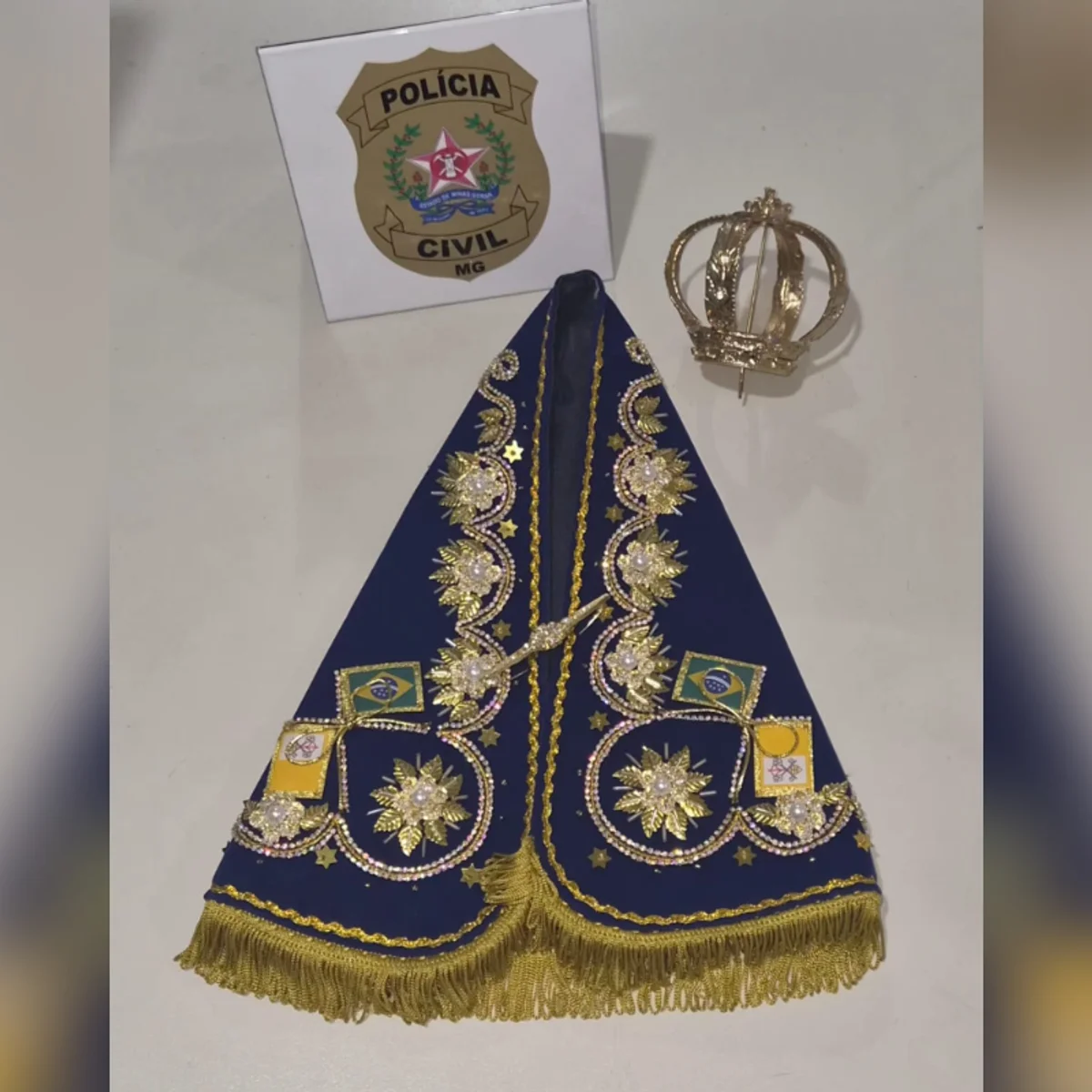 Polícia recupera manto e coroa de Nossa Senhora furtados em igreja de MG