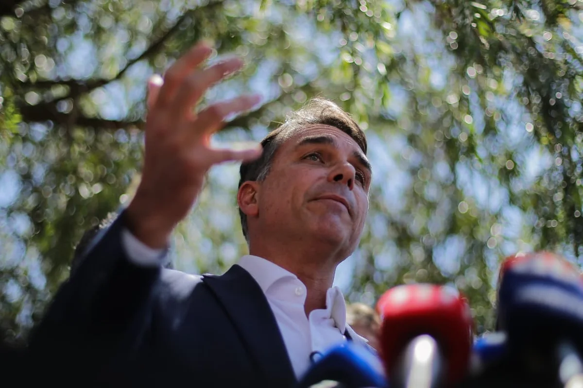 Flávio Bolsonaro fala com a imprensa após reunião com o Podemos