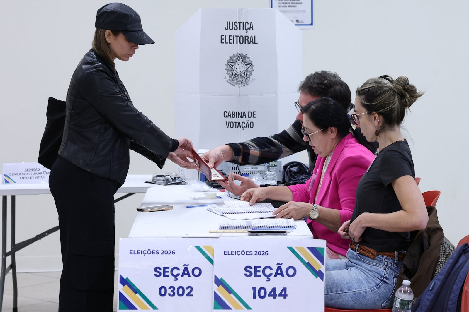 Votação no exterior ocorre no horário padrão no Brasil, das 8h às 17h Brendan McDermid/Reuters - 04.10.2026