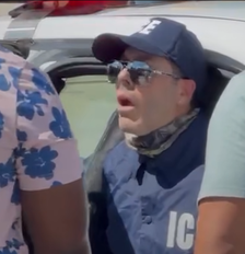 Danilo Alves Silva, de 46 anos, no momento em que é detido por policiais em um local de votação de brasileiros em Miami; ele fingia ser do ICE, mas não é agente federal Foto: Reprodução / TV Univision Miami