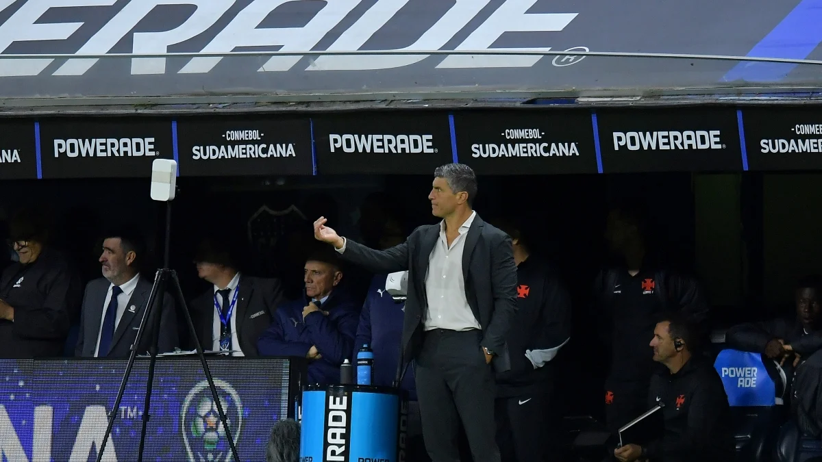 Pedro Emanuel sonha com título do Vasco, mas diz que semifinal não terminou