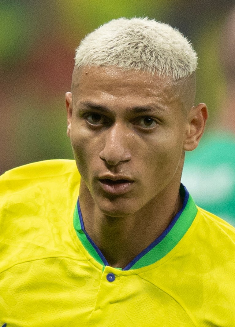 Richarlison acusa Flávio Bolsonaro de tomar ilha em Angra e pede investigação da PF; senador nega
