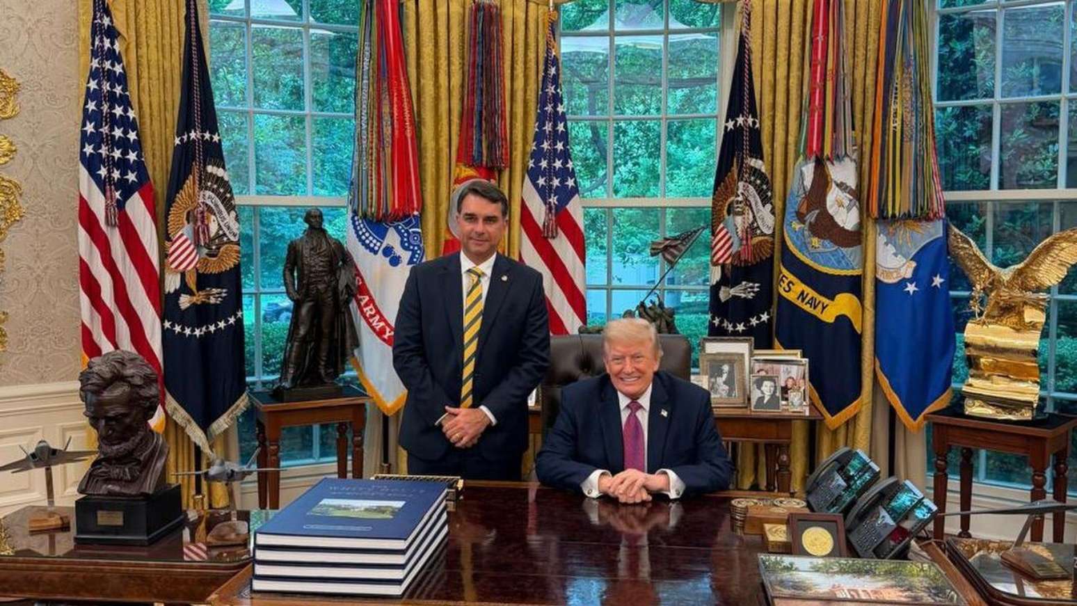 Flávio Bolsonaro tem maior proximidade com Donald Trump
