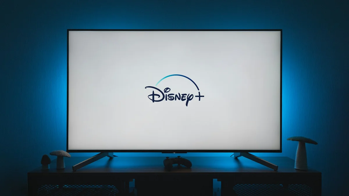 Disney Plus logo em uma TV