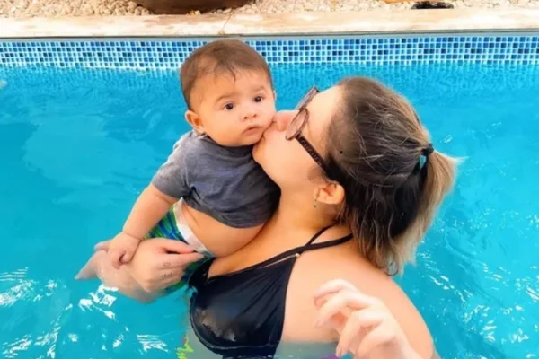 Filho de Marília Mendonça tem traço marcante herdado da cantora, diz livro