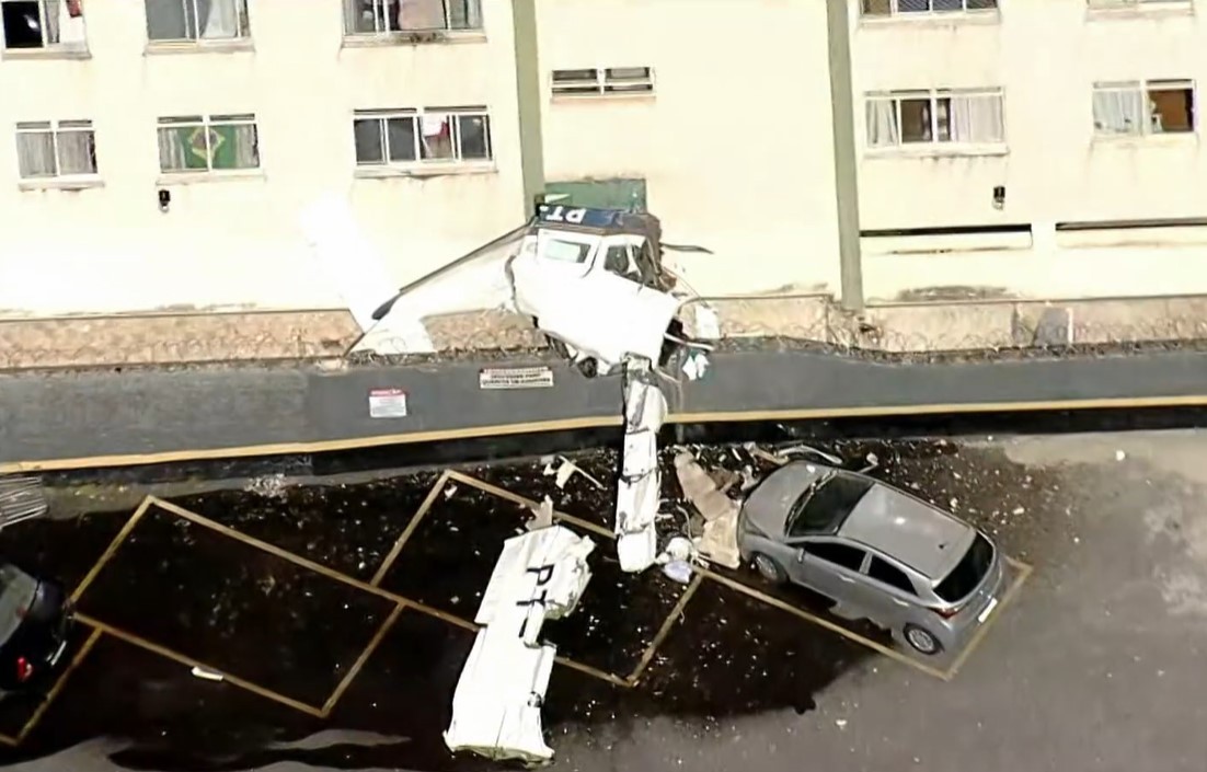 Avião de pequeno porte cai e bate em prédio em Belo Horizonte — Foto: Reprodução TV Globo
