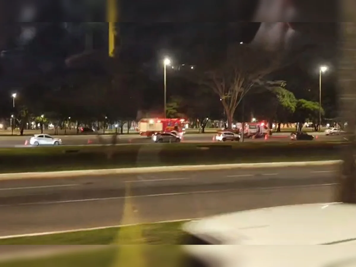 Acidente entre carro e moto causa engarrafamento quilométrico no Eixão Sul