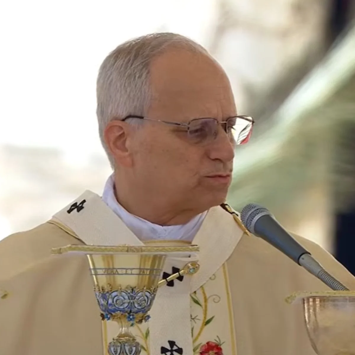 Cirurgia para retirar parte de pulmão do papa Leão XIV durou 90 minutos