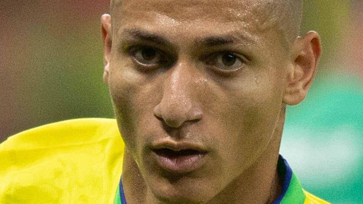 Richarlison acusa Flávio Bolsonaro de tomar ilha em Angra e pede investigação da PF; senador nega