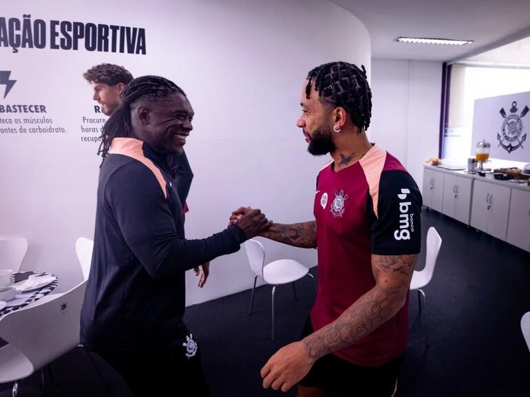Seedorf faz de Memphis o seu líder. Meia aceita, não quer passar pelo vexame do rebaixamento. E ambos exigem que o Corinthians pague o que deve ao time